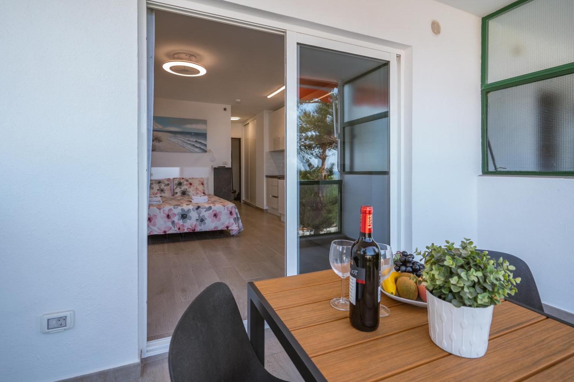Go2Tenerife Apart'Dida Pool & First Line Of The Sea Лос Кристианос Экстерьер фото